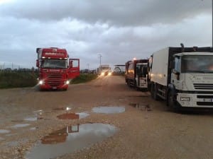 Camion in coda in attesa di conferimento