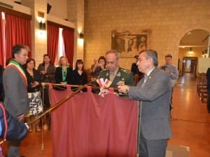 La consegna dell'onorificenza
