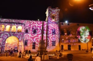 Il palazzo comunale illuminato di rosa