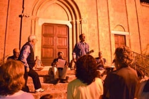 Antonello Ricci con il pubblico sul sagrato della chiesa di San Francesco