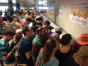 Il caos al recupero bagagli domenica mattina