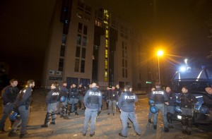 Assalto a centro immigrati a Roma, lanciate bombe carta
