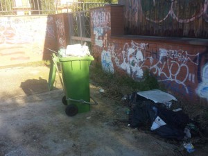 bidone immondizia abbandonato da settembre