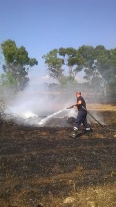 Volontario nelle operazioni di spegnimento dell'incendio presso il santuario della Madonnina del Pantano