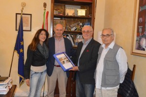 Il sindaco Mazzola con i promotori della petizione