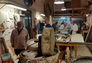 Circolo Anziani con l'hobby del modellismo a lavoro per realizzare le scenografie
