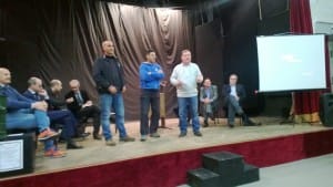 La consegna del riconoscimento ai due fontanieri (1)