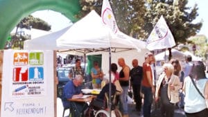 banchetto-referendum-M5S