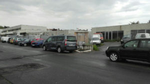 Il piazzale dell'immobile comunale trasformato in parcheggio rottami
