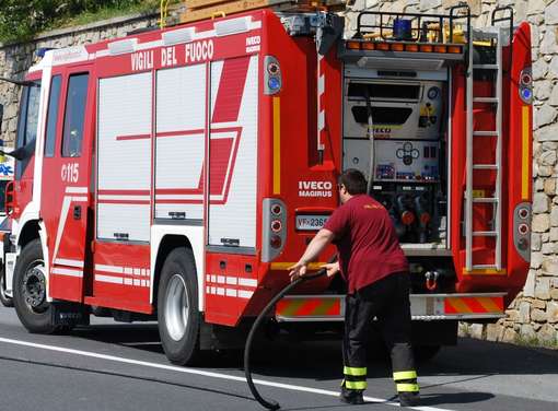 Fiumicino, in fiamme imbarcazione nel porto canale. Nessun ferito