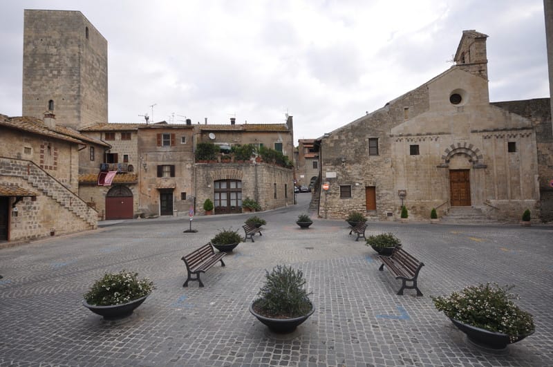 piazza san martino tarquinia