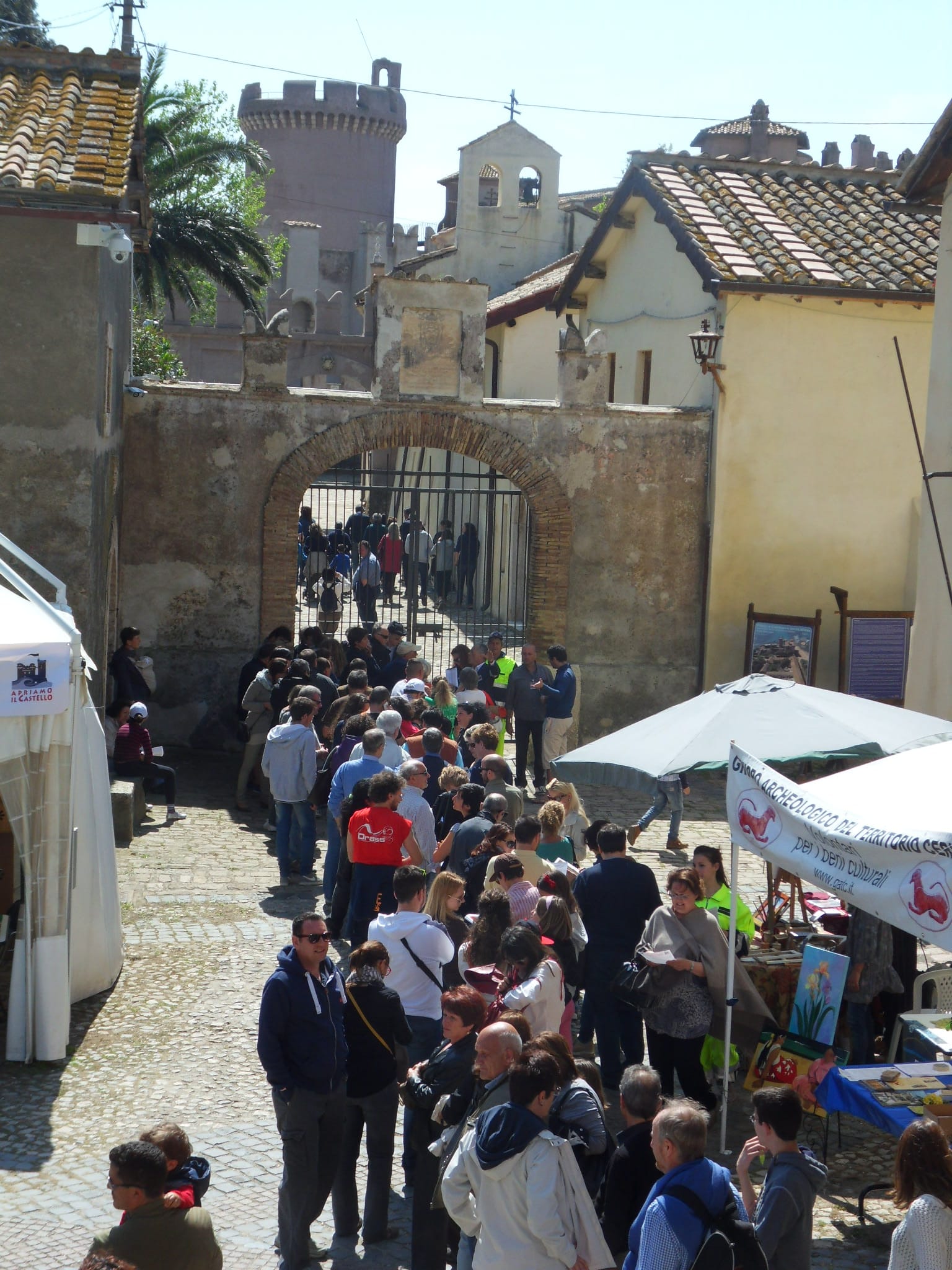Gente in coda per visitare del bellezze del Castello di Santa Severa