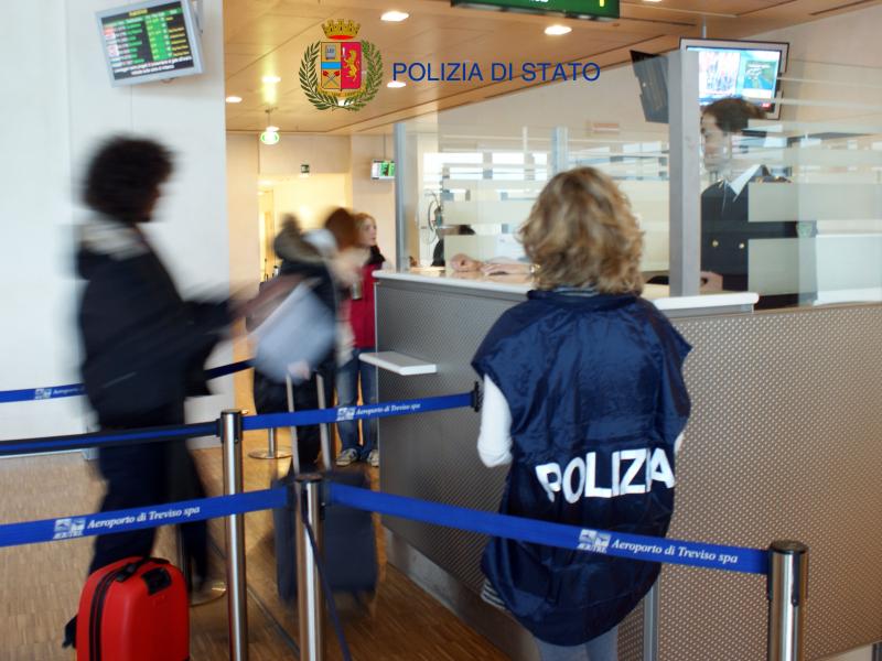 polizia frontiera aeroporto passaporto