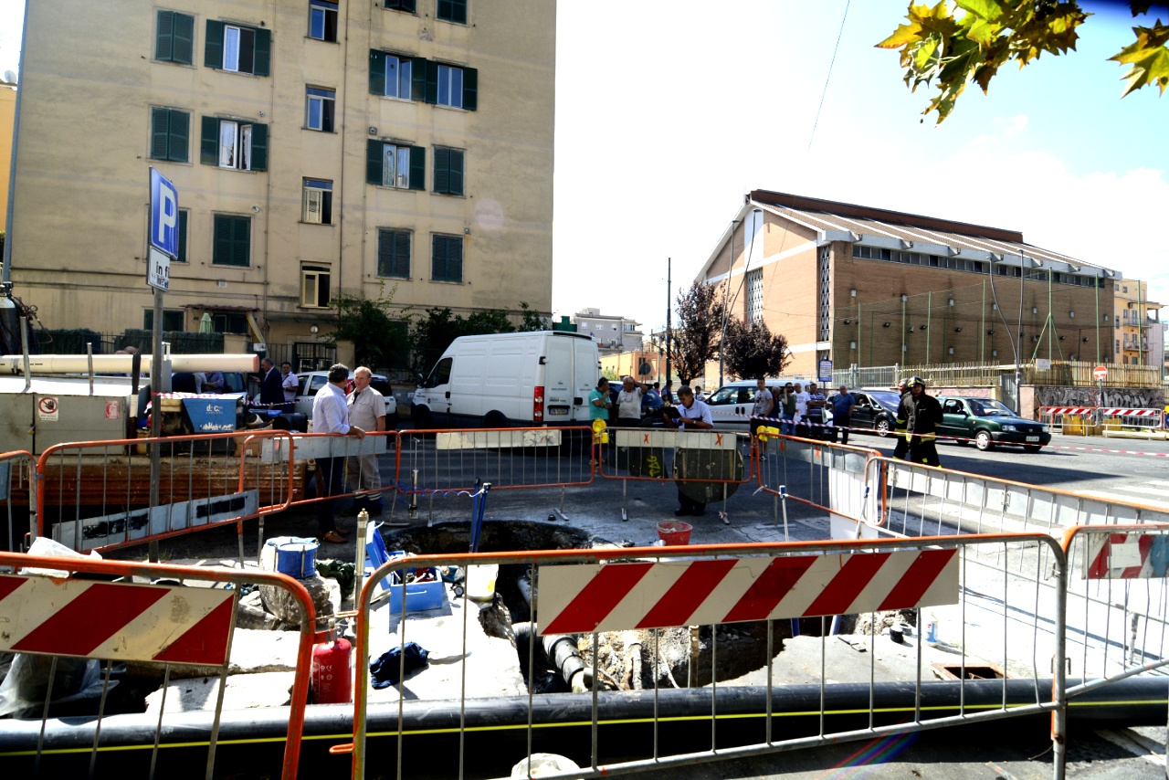 CENTOCELLE, INCIDENTE SU LAVORO IN STRADA: USTIONATI 3 OPERAI – FOTO 6