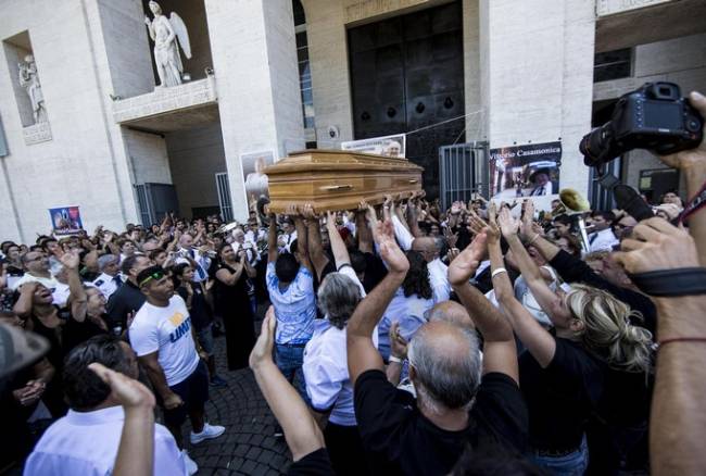 Show Casamonica da Vespa. Beppe Grillo: “Rai: Servizio pubblico paramafioso”. Roberto Fico M5s: “Vespa scrive una pagina vergognosa del nostro Paese”