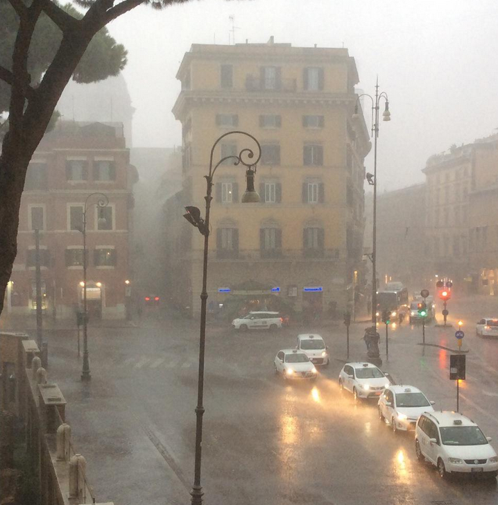 Maltempo Roma. L’opposizione attacca il Sindaco. Marchini: “Ritorna Marino e a Roma diluvia”. Sammarco di Ncd: “Gravi incidenti, per Marino lesa maestà?”