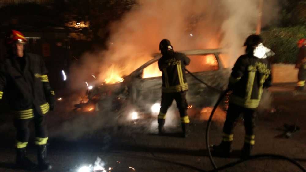 auto in fiamme ladispoli