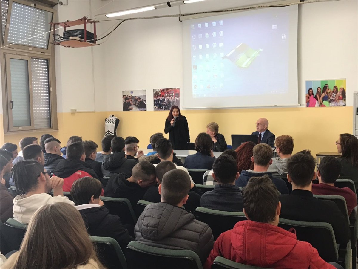 Civitavecchia, l’Onorevole Marietta Tidei insegnante per un giorno al Calamatta