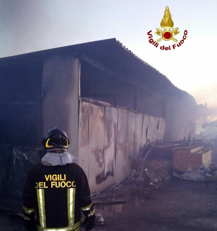 foto vigili del fuoco incendio capannone santa lucia civitavecchia