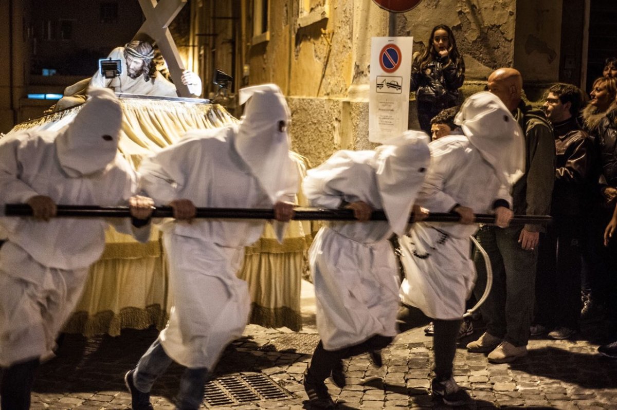 Venerdì Santo a Civitavecchia, un timbro per la processione del Cristo Morto