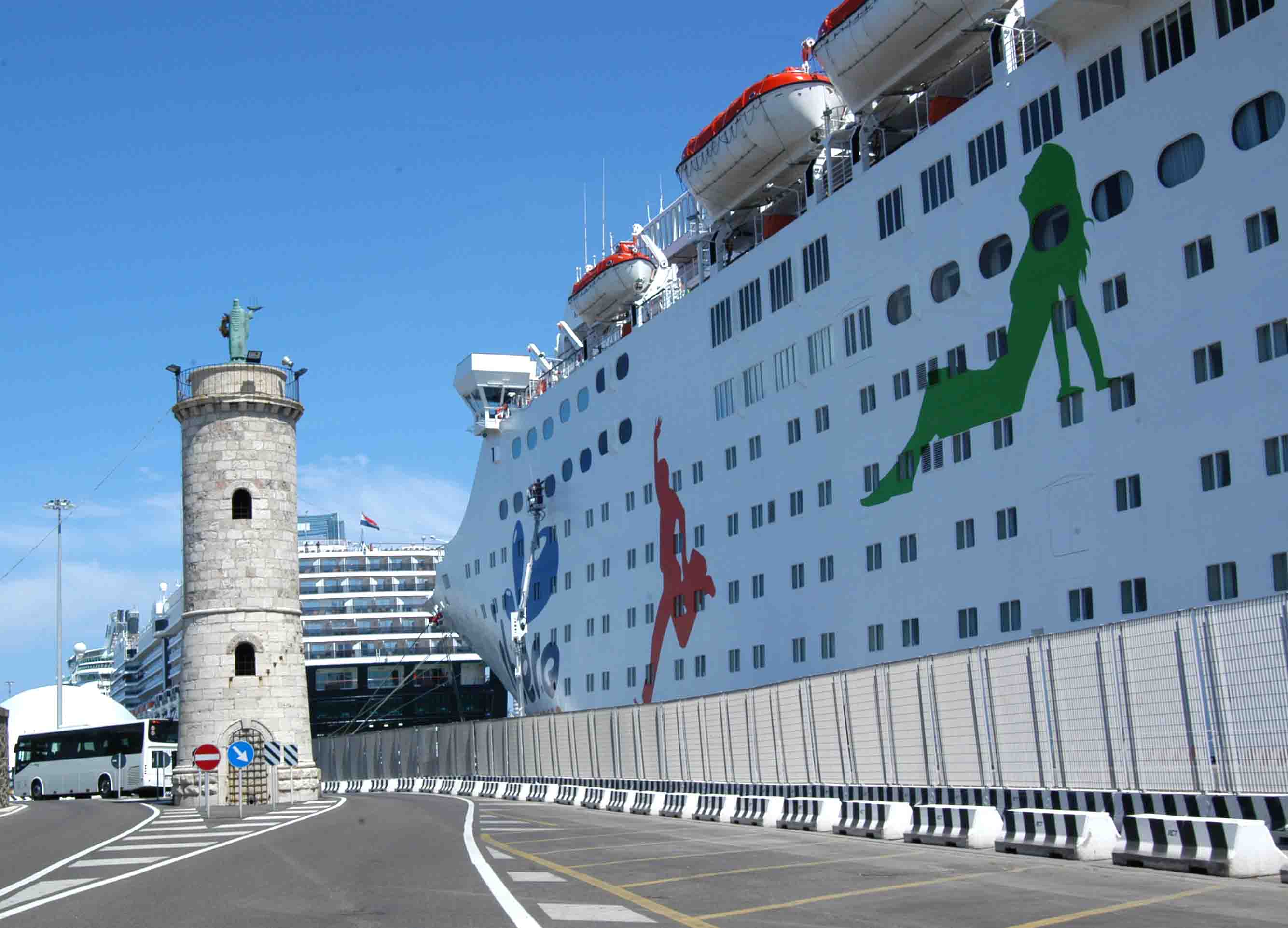 nave santa fermina statua porto