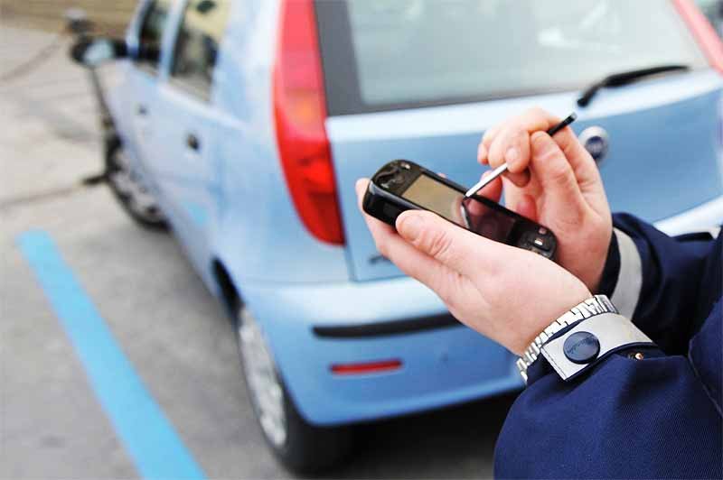 Ladispoli, mancano strisce blu su Via Odescalchi: si paga lo stesso. Mercoledì i lavori