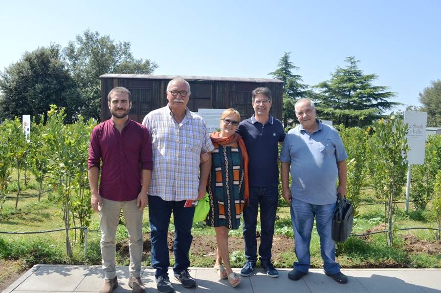 Foto di gruppo di fronte al Labirinto della Memoria