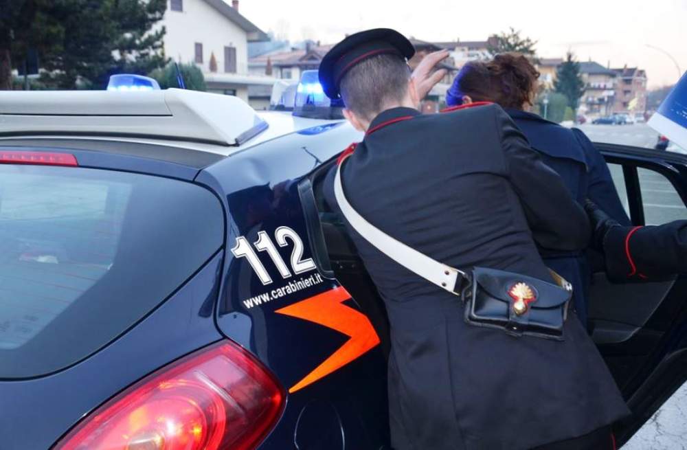 Donna arresto carabinieri Donna arresto carabinieri