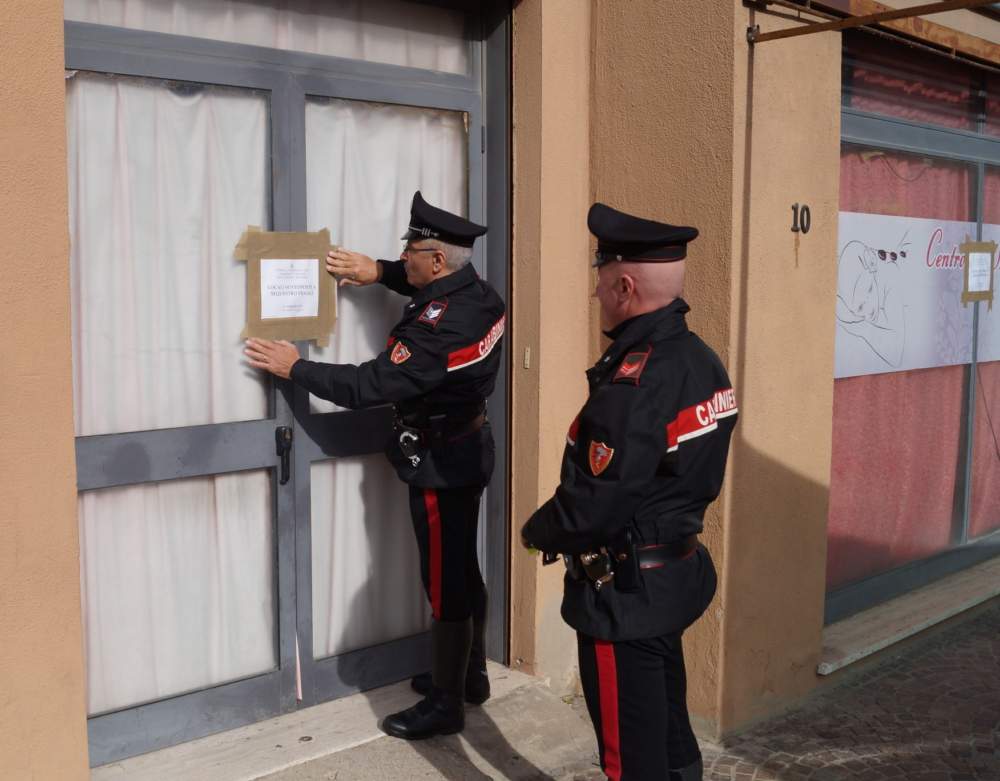 Il centro massaggi sequestrato dai Carabinieri (2)