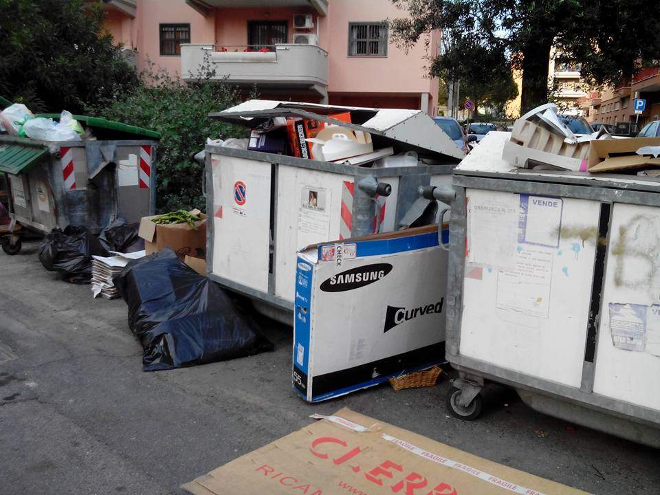 differenziata cassonetti pieni carta2