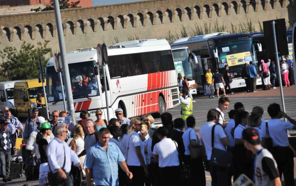 largo-della-pace-turisti-croceristi-terminal-civitavecchia