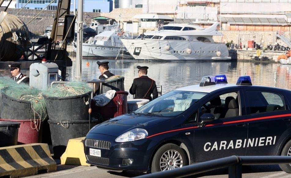 Carabinieri Civitavecchia peschereccio darsena porto Carabinieri Civitavecchia peschereccio darsena porto