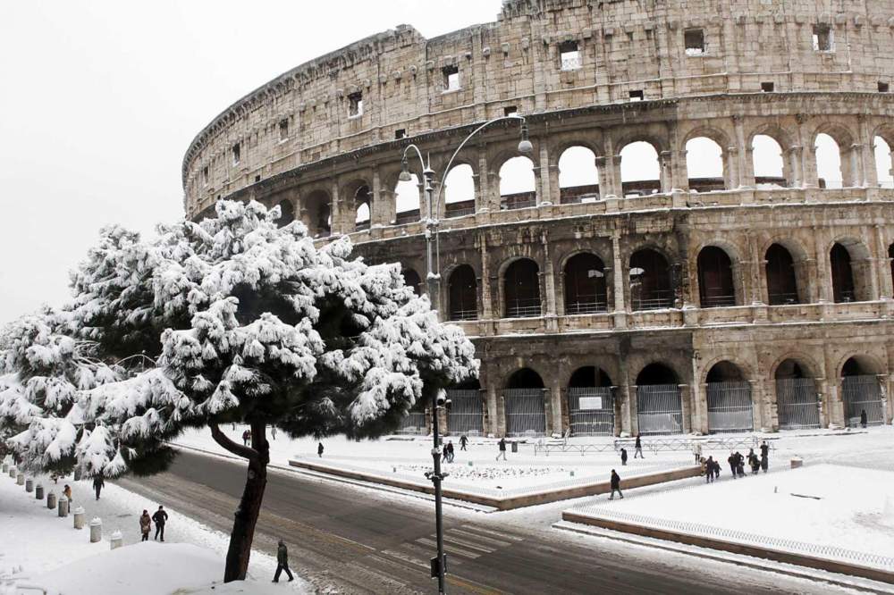 Neve a Roma Neve a Roma Foto Mauro Scrobogna /LaPresse 04-02-2012 Roma Interni Neve a Roma Nella foto: neve a Roma, Colosseo Photo Mauro Scrobogna /LaPresse 04-02-2012 Roma Home Snowing in Rome In the picture: Unusual snow in Rome, Colosseo