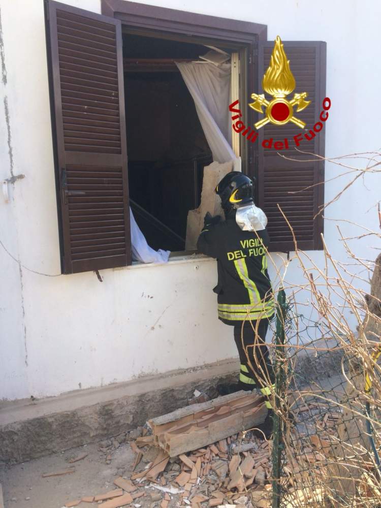 vvf vigili fuoco pompieri persiana finestra