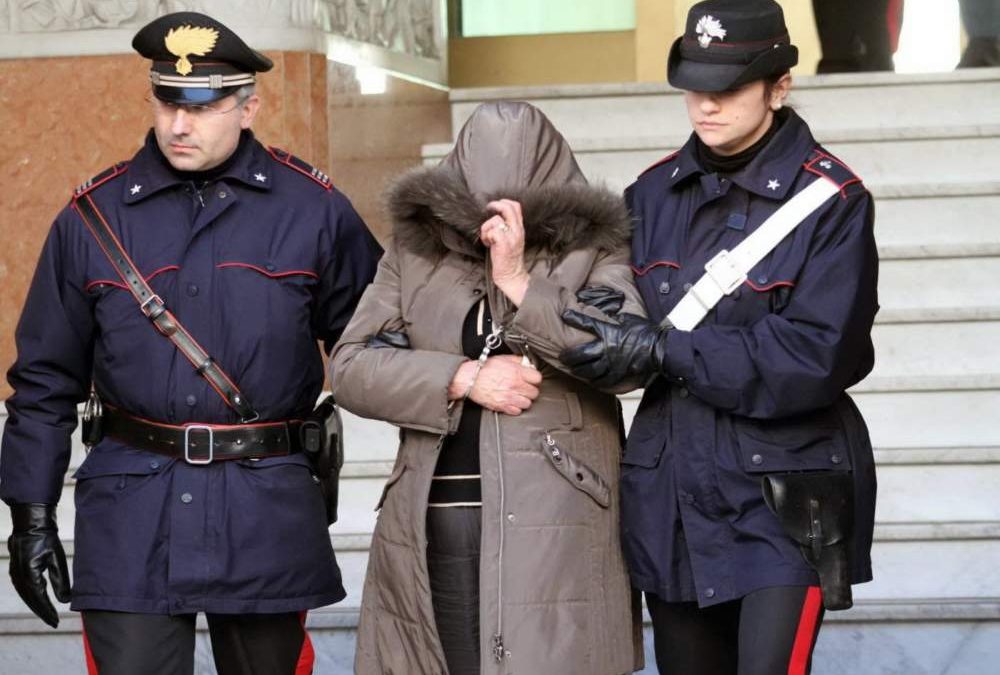 Ruba il pin all’anziana e le svuota il conto corrente: badante 25enne arrestata