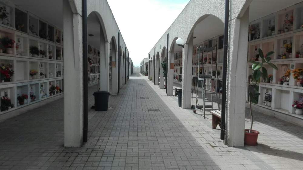 Differenziata al cimitero di Ladispoli, una truffa legalizzata da 70.000 euro l’anno