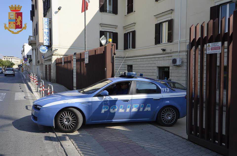 In stato confusionale vicino alla ferrovia, la Polizia salva un 27enne