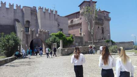 studentesse alberghiero verso castello