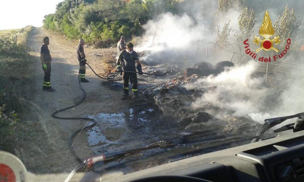 incendio prato mare santa marinella vvf pompieri