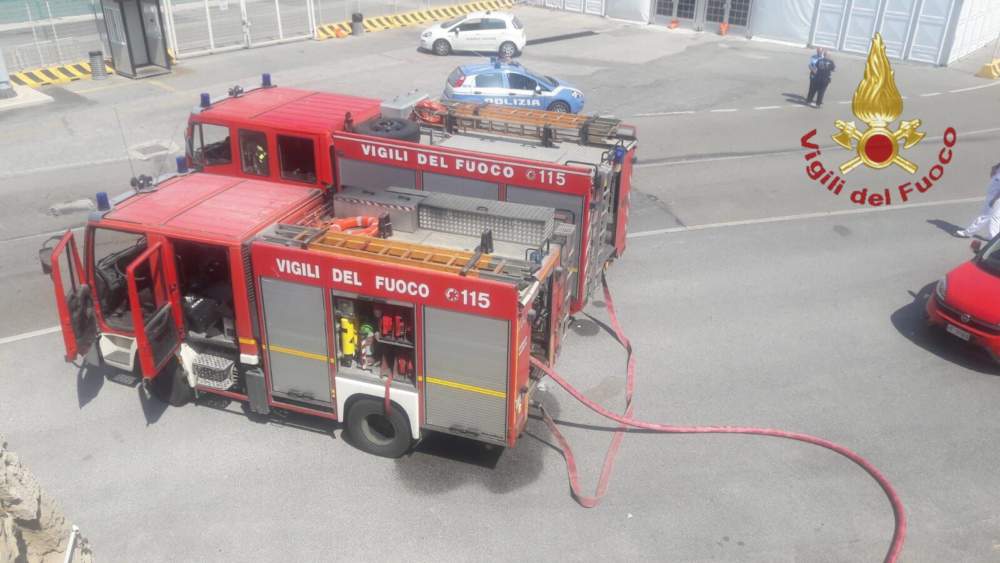 incendio locale porto vvf vigli fuoco pompieri polizia incendio locale porto vvf vigli fuoco pompieri polizia