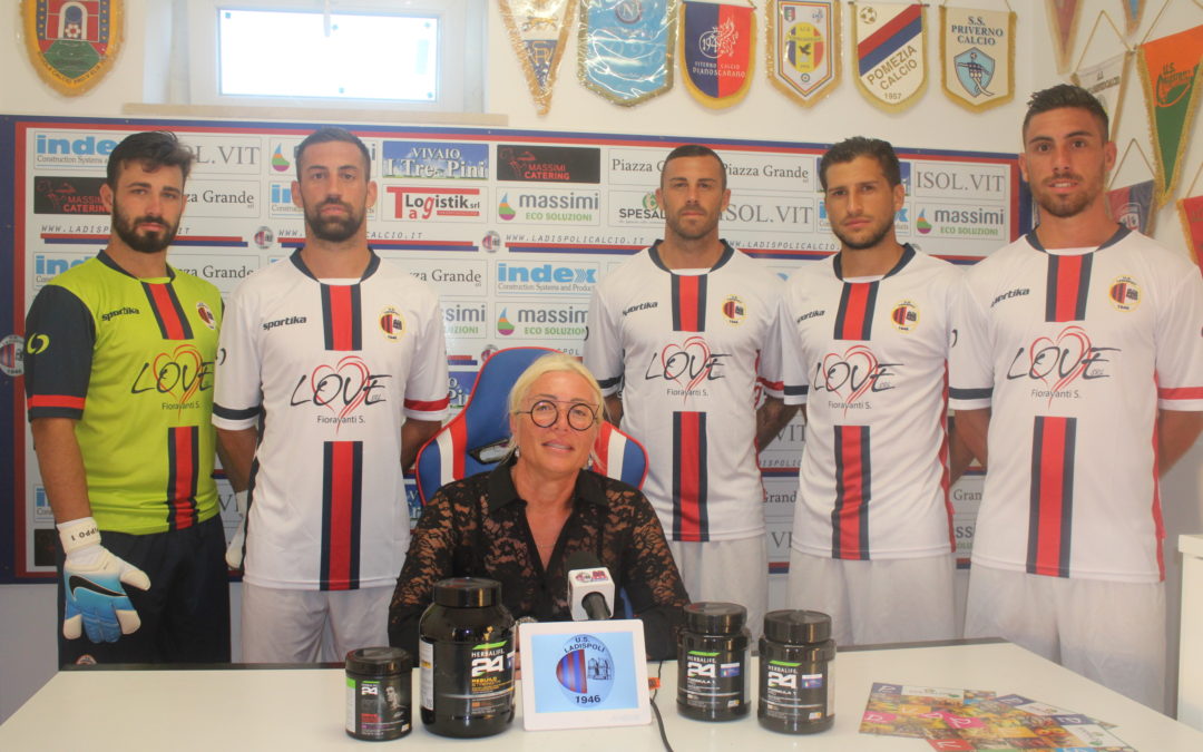 Calcio, Ladispoli: presentate le divise della prossima stagione di fronte al main sponsor l’imprenditrice Sabrina Fioravanti titolare dell’azienda Love srl