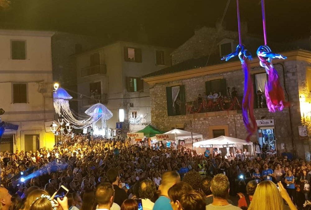 TolfaArte corona il suo sogno n.14: un’edizione travolgente che ha inondato la città di grande arte, creatività e nuovo pubblico