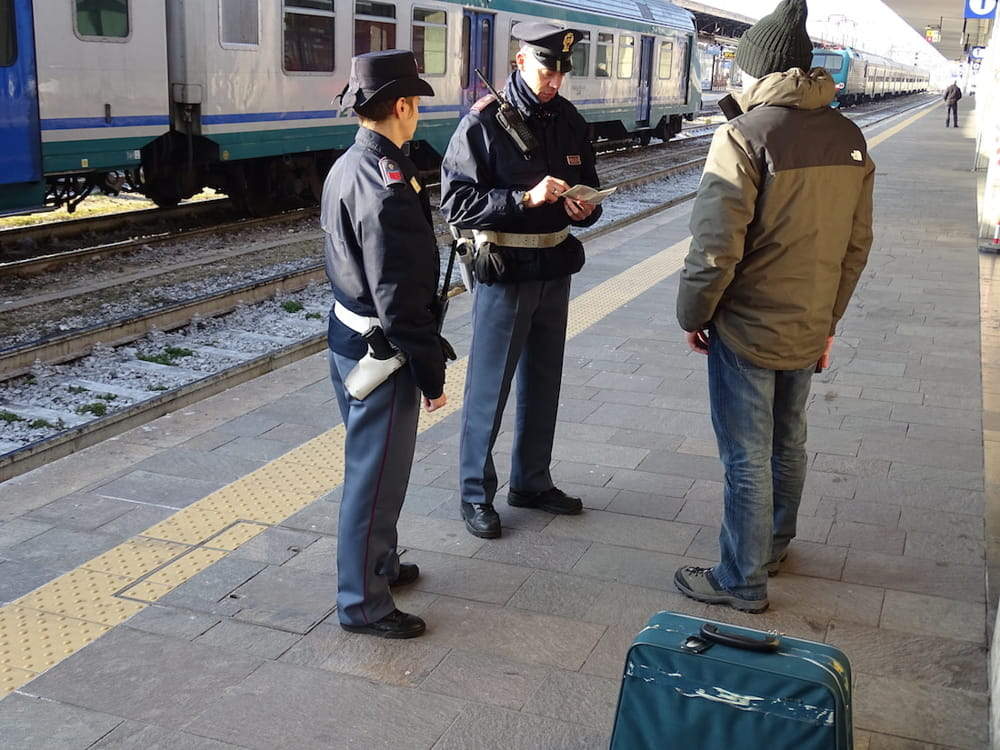 polizia agenti stazione polfer fermo arresto polizia agenti stazione polfer fermo arresto