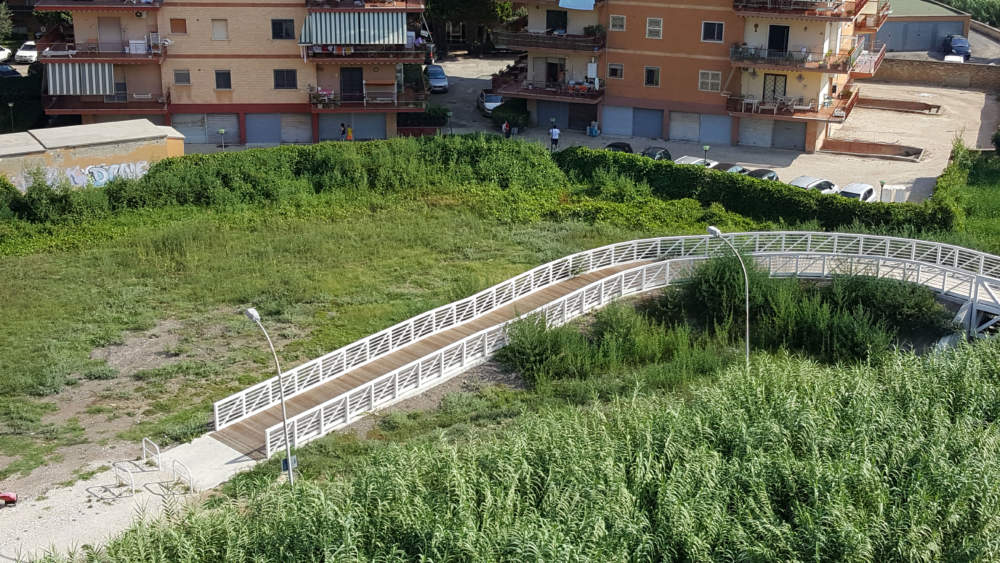 Ladispoli, cittadino segnala: “Sterpaglie avvolgono il nuovo ponte sul Sanguinara”