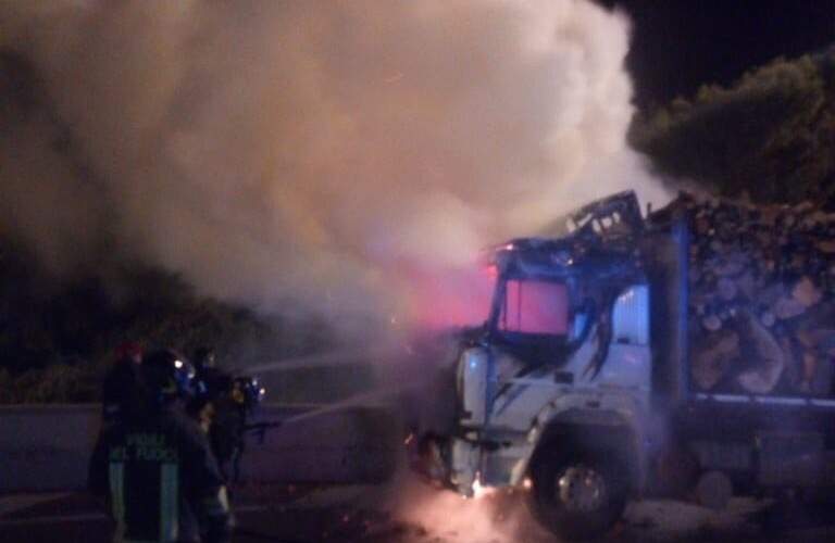 Camion in fiamme