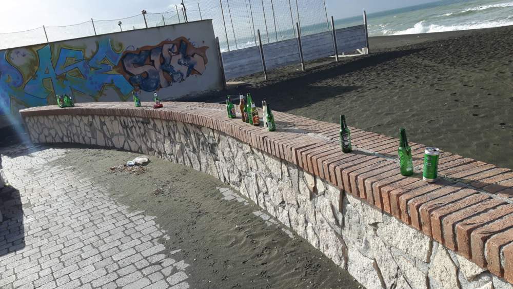 Bottiglie sul lungomare Bottiglie sul lungomare