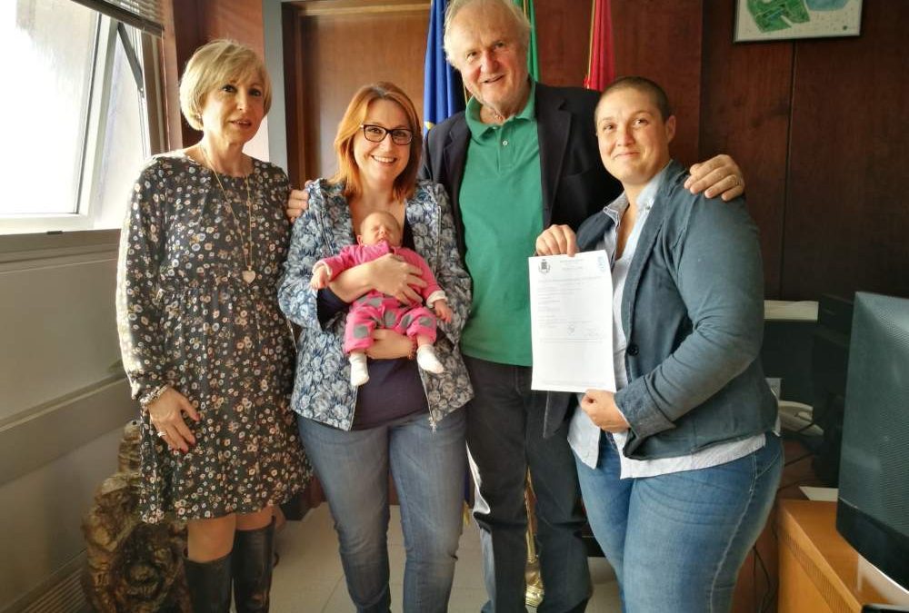 Fiumicino, il Sindaco iscrive all’anagrafe una bimba con due mamme