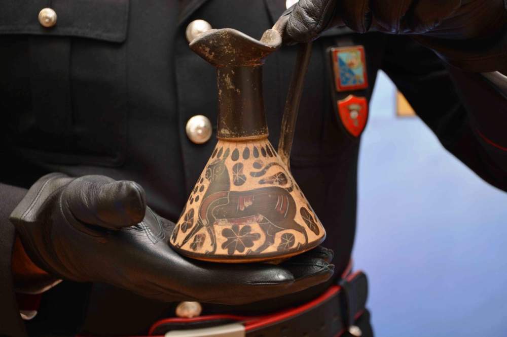 Vaso etrusco Carabinieri