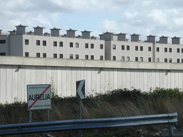Detenuto incendia la cella di quarantena al carcere di Civitavecchia, tre agenti intossicati