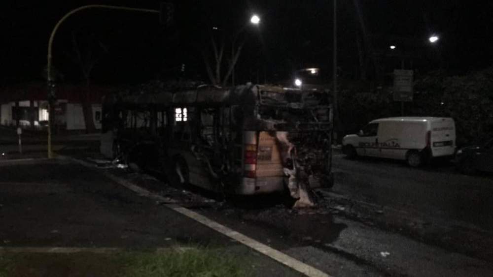 bus in fiamme (foto Facebook Odissea Quotidiana)